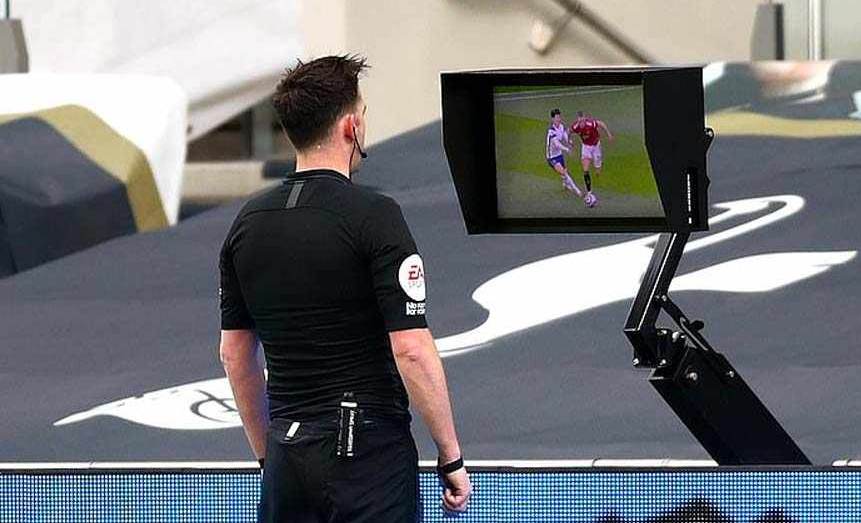 VAR vẫn phụ thuộc vào đánh giá của trọng tài chính sau khi xem lại video