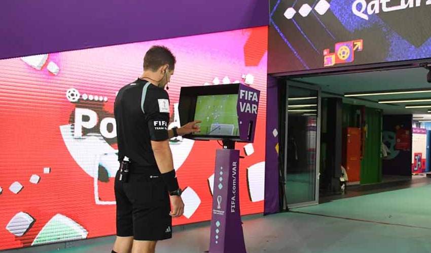 VAR (Video Assistant Referee) là hệ thống công nghệ hỗ trợ trọng tài